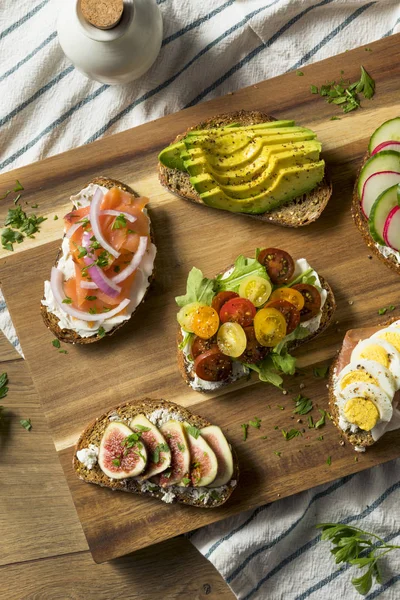 Ev yapımı kahvaltı tost ile krem peynir domates ve avokado incir