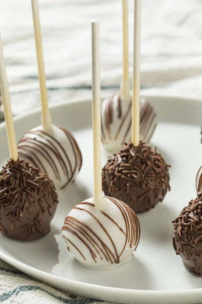 Tatlı ev yapımı çikolata ve vanilyalı kek açılır bir plaka üzerinde