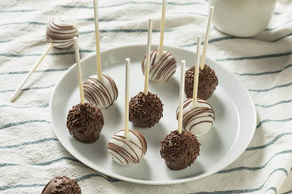 Tatlı ev yapımı çikolata ve vanilyalı kek açılır bir plaka üzerinde