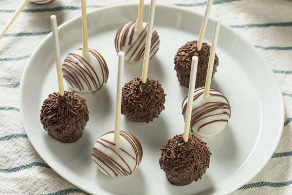 Tatlı ev yapımı çikolata ve vanilyalı kek açılır bir plaka üzerinde