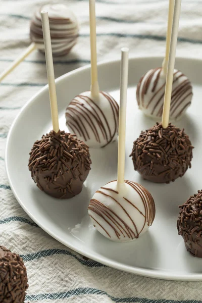 Tatlı ev yapımı çikolata ve vanilyalı kek açılır bir plaka üzerinde