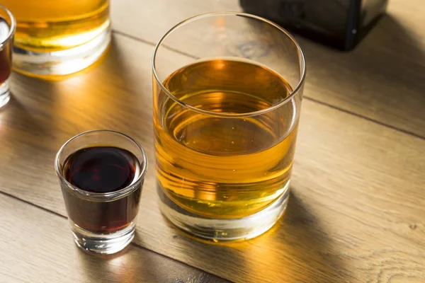 Shots Bomba Álcool Com Bebidas Alcoólicas Energéticas Pronto Para Misturar — Fotografia de Stock