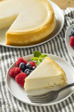 Çilek ve nane ile ev yapımı New York Cheesecake