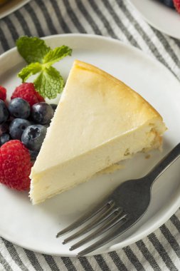 Çilek ve nane ile ev yapımı New York Cheesecake