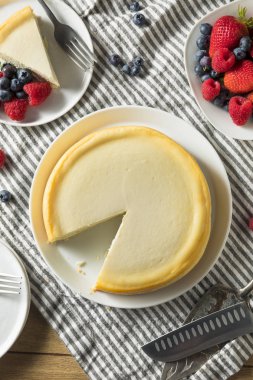 Çilek ve nane ile ev yapımı New York Cheesecake