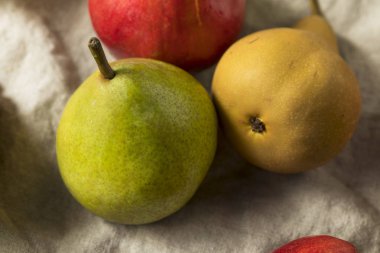 Ham organik muhtelif armut yemeye hazır