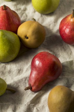 Ham organik muhtelif armut yemeye hazır