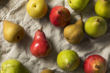 Ham organik muhtelif armut yemeye hazır