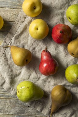 Ham organik muhtelif armut yemeye hazır