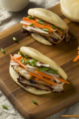 Ev yapımı sebzeler ile domuz eti Bao Buns atmak