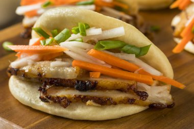 Ev yapımı sebzeler ile domuz eti Bao Buns atmak
