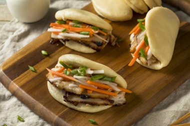 Ev yapımı sebzeler ile domuz eti Bao Buns atmak