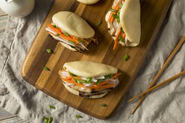 Ev yapımı sebzeler ile domuz eti Bao Buns atmak