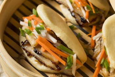 Ev yapımı sebzeler ile domuz eti Bao Buns atmak