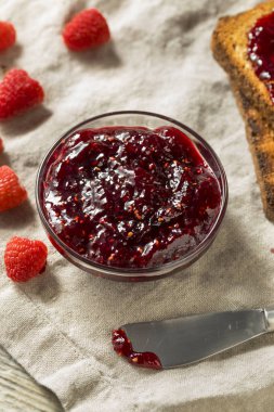 Sağlıklı ev yapımı frambuaz reçeli korumak yemeye hazır