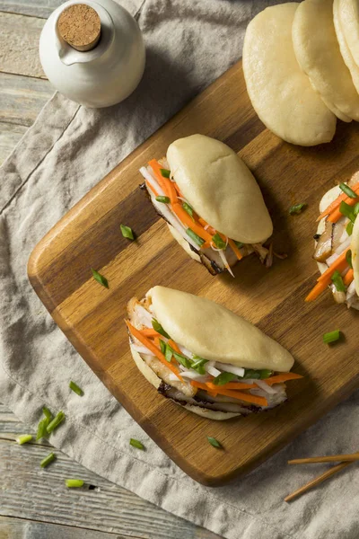 Buatan Sendiri Steamed Pork Belly Bao Buns Dengan Sayuran — Stok Foto