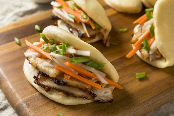 Ev yapımı sebzeler ile domuz eti Bao Buns atmak