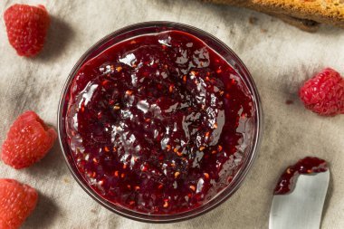 Sağlıklı ev yapımı frambuaz reçeli korumak yemeye hazır