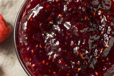 Sağlıklı ev yapımı frambuaz reçeli korumak yemeye hazır