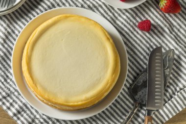 Çilek ve nane ile ev yapımı New York Cheesecake