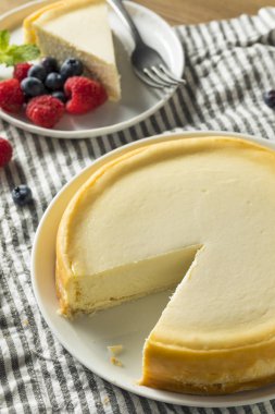 Çilek ve nane ile ev yapımı New York Cheesecake
