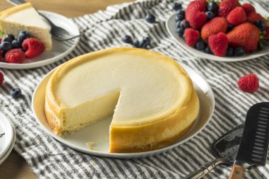 Çilek ve nane ile ev yapımı New York Cheesecake