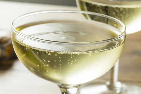 Sprankelende Champagne Wijn Een Coupe Glas Klaar Drinken — Stockfoto