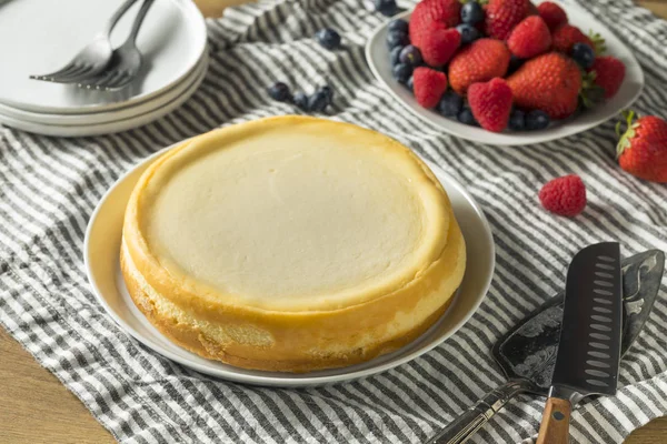 Çilek ve nane ile ev yapımı New York Cheesecake