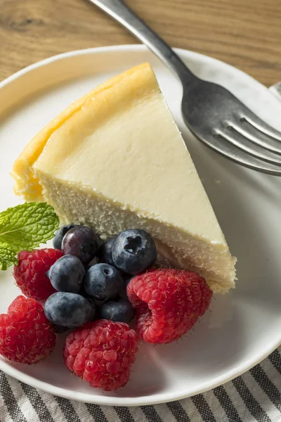 Çilek ve nane ile ev yapımı New York Cheesecake