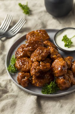 Barbekü kemiksiz tavuk kanatları mavi peynir ile