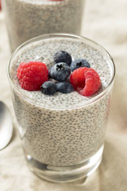 Ev yapımı tatlı Chia tohum pudingi çilek ile