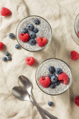 Ev yapımı tatlı Chia tohum pudingi çilek ile