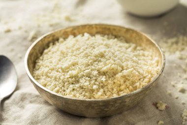 Bir kase içinde ev yapımı baharatlı Panko ekmek kırıntısı