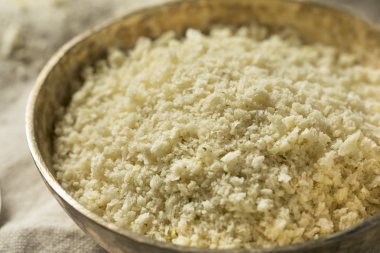 Bir kase içinde ev yapımı baharatlı Panko ekmek kırıntısı