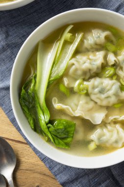 Çin lahanası ile ev yapımı Çin Wonton çorba