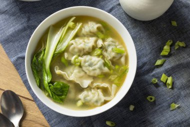 Çin lahanası ile ev yapımı Çin Wonton çorba