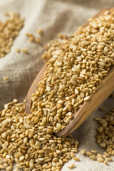 Organik tost susam bir kepçe içinde