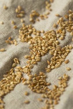 Organik tost susam bir kepçe içinde