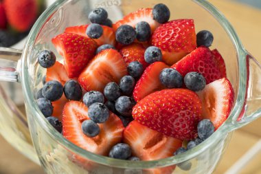 Bir blender Smoothie için organik sağlıklı meyve