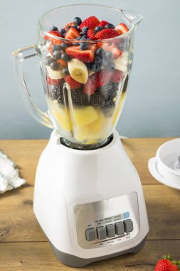 Bir blender Smoothie için organik sağlıklı meyve
