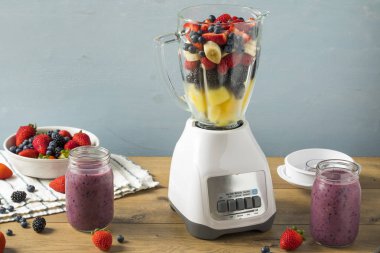 Bir blender Smoothie için organik sağlıklı meyve