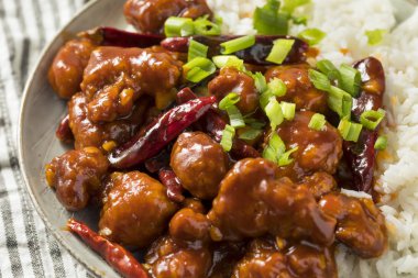 Ev yapımı Çinli General Tsos tavuk beyaz pirinç