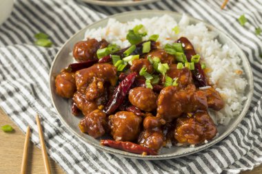 Ev yapımı Çinli General Tsos tavuk beyaz pirinç