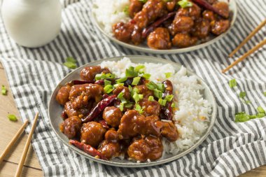 Ev yapımı Çinli General Tsos tavuk beyaz pirinç