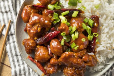 Ev yapımı Çinli General Tsos tavuk beyaz pirinç