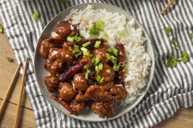 Ev yapımı Çinli General Tsos tavuk beyaz pirinç