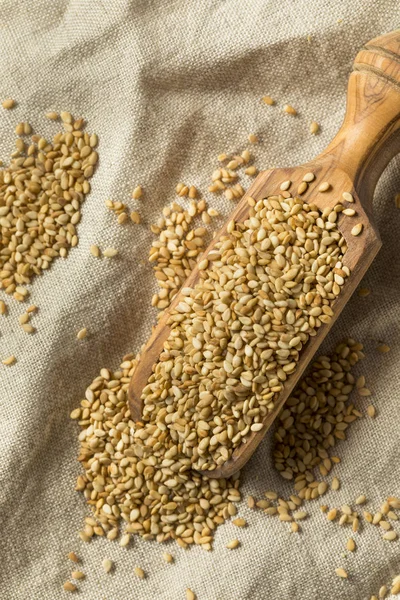 Organik tost susam bir kepçe içinde