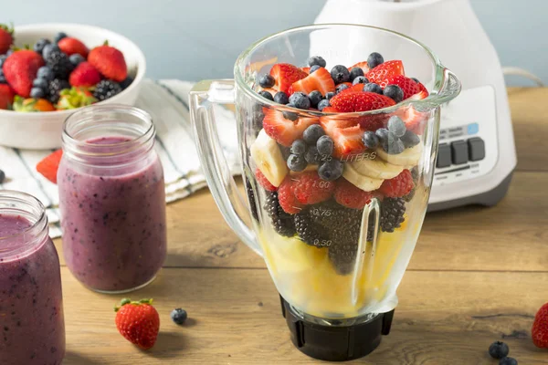 果汁搅拌机中的有机健康水果 — 图库照片