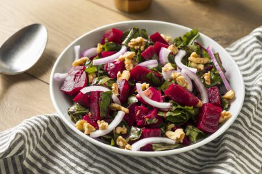 Fındık ve soğan sağlıklı organik kırmızı pancar salatası