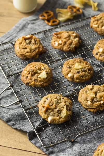 Ohälsosamma Hemmagjord Sopor Cookies Med Choklad Chips Pretzels Havre — Stockfoto